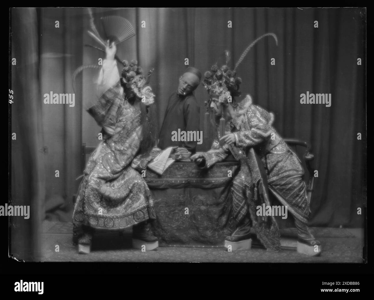 Szenen aus dem Stück The Yellow Jacket von George C. Hazelton und Benrimo. Genthe Fotosammlung. Stockfoto