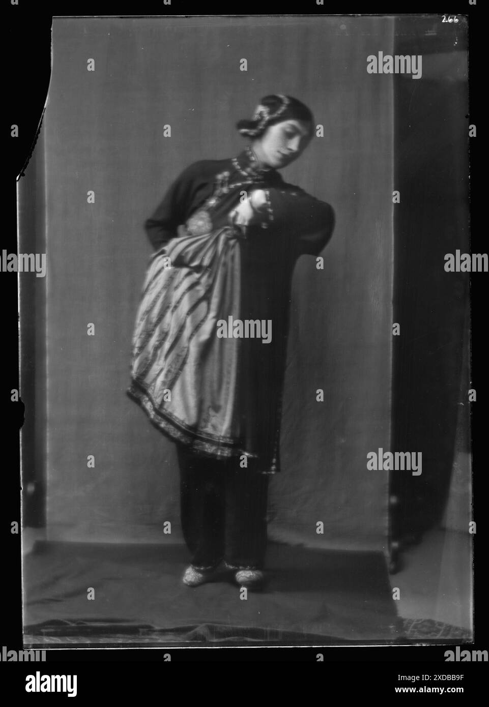 Morland, Saxone, Miss, im Kostüm als Chee Moo für "gelbe Jacke". Genthe Fotosammlung. Stockfoto