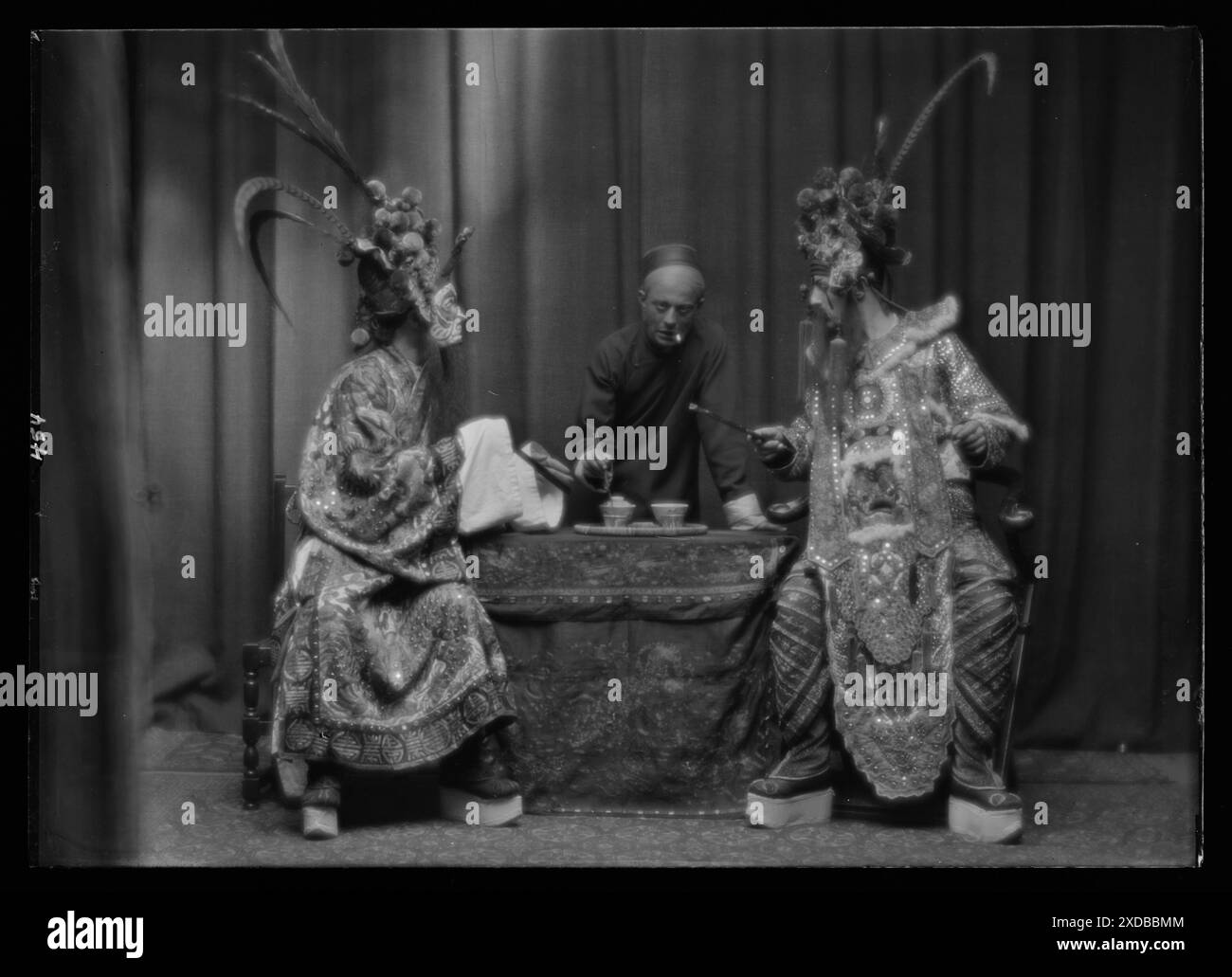 Szenen aus dem Stück The Yellow Jacket von George C. Hazelton und Benrimo. Genthe Fotosammlung. Stockfoto