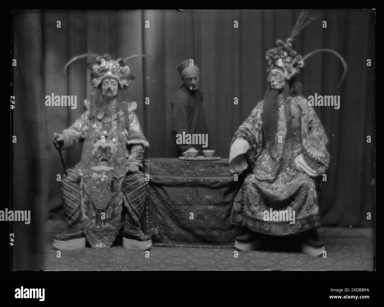 Szenen aus dem Stück The Yellow Jacket von George C. Hazelton und Benrimo. Genthe Fotosammlung. Stockfoto