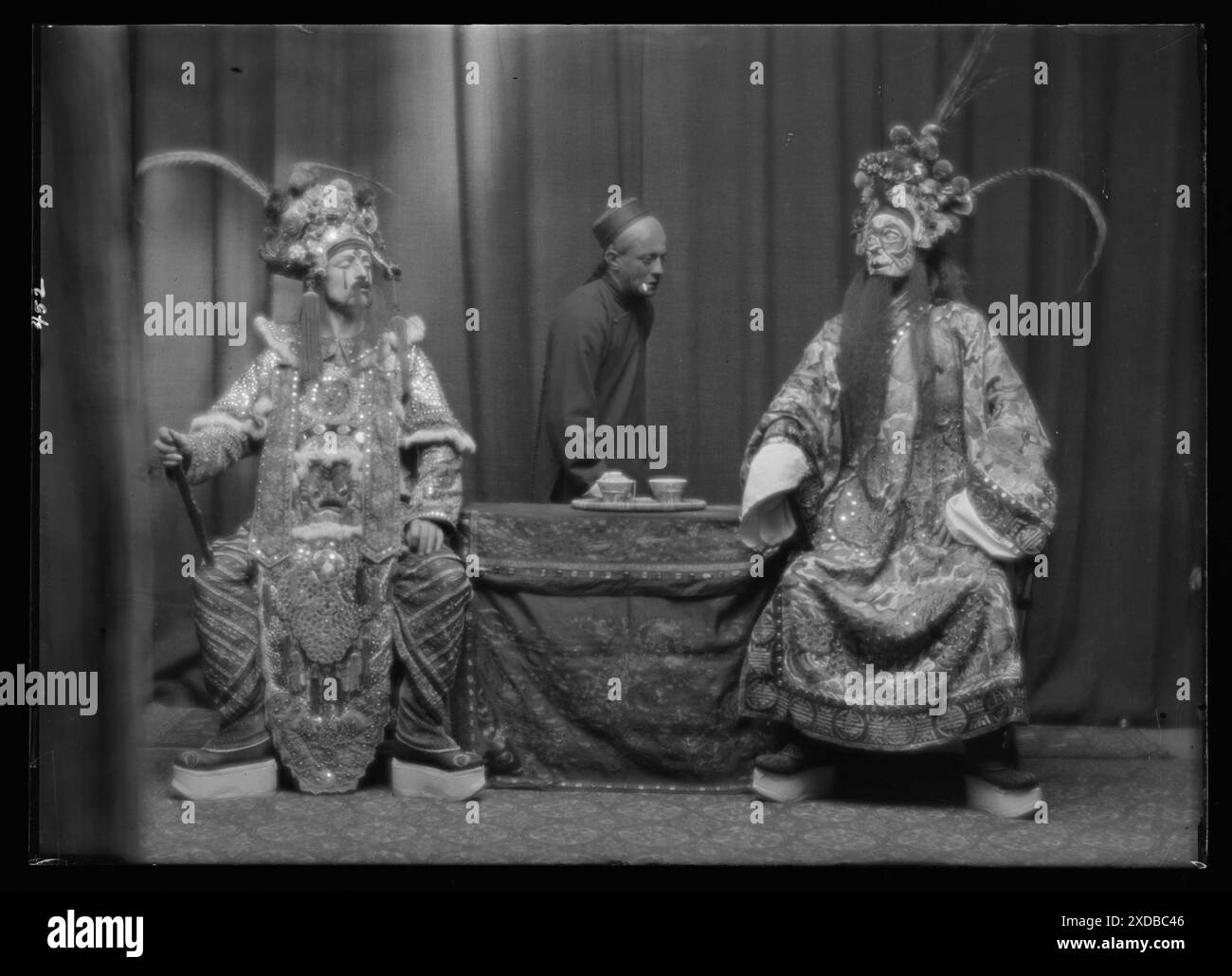 Szenen aus dem Stück The Yellow Jacket von George C. Hazelton und Benrimo. Genthe Fotosammlung. Stockfoto