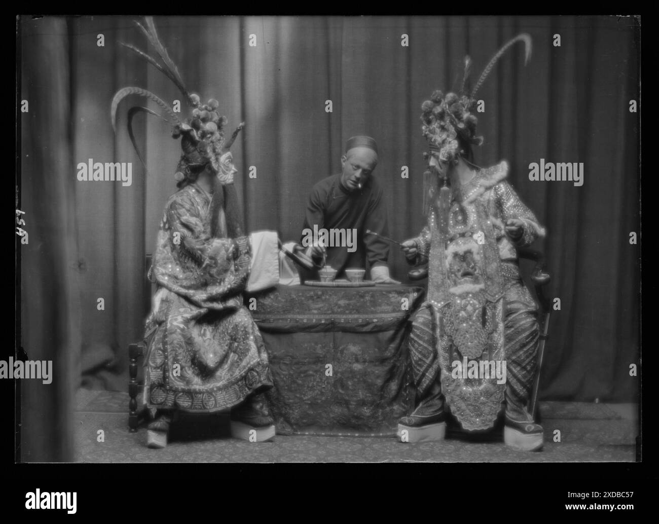 Szenen aus dem Stück The Yellow Jacket von George C. Hazelton und Benrimo. Genthe Fotosammlung. Stockfoto