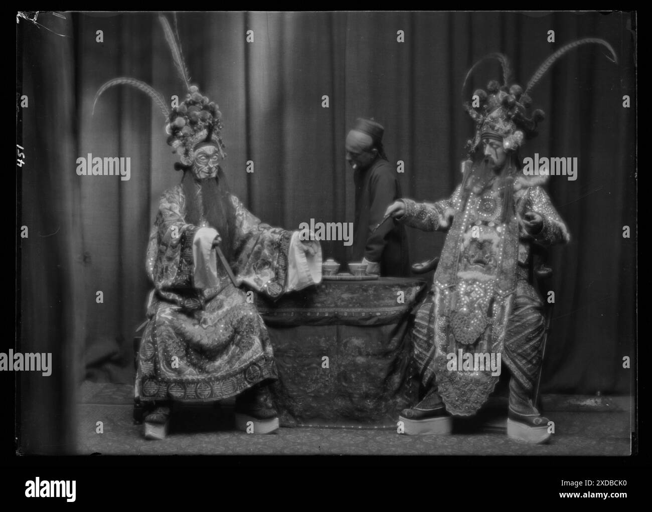 Szenen aus dem Stück The Yellow Jacket von George C. Hazelton und Benrimo. Genthe Fotosammlung. Stockfoto