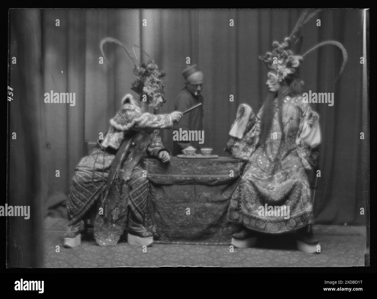 Szenen aus dem Stück The Yellow Jacket von George C. Hazelton und Benrimo. Genthe Fotosammlung. Stockfoto