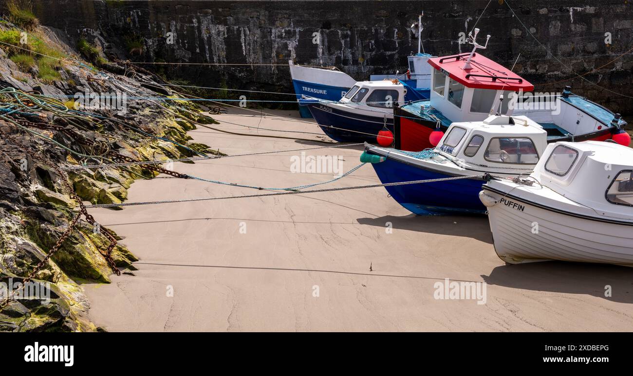 Juni 2024.Portsoy Harbour, Aberdeenshire, Schottland. Dies ist eine Reihe von kleinen Freizeit- und Fischerbooten, die im Hafen gebunden sind und an der san anlegen Stockfoto