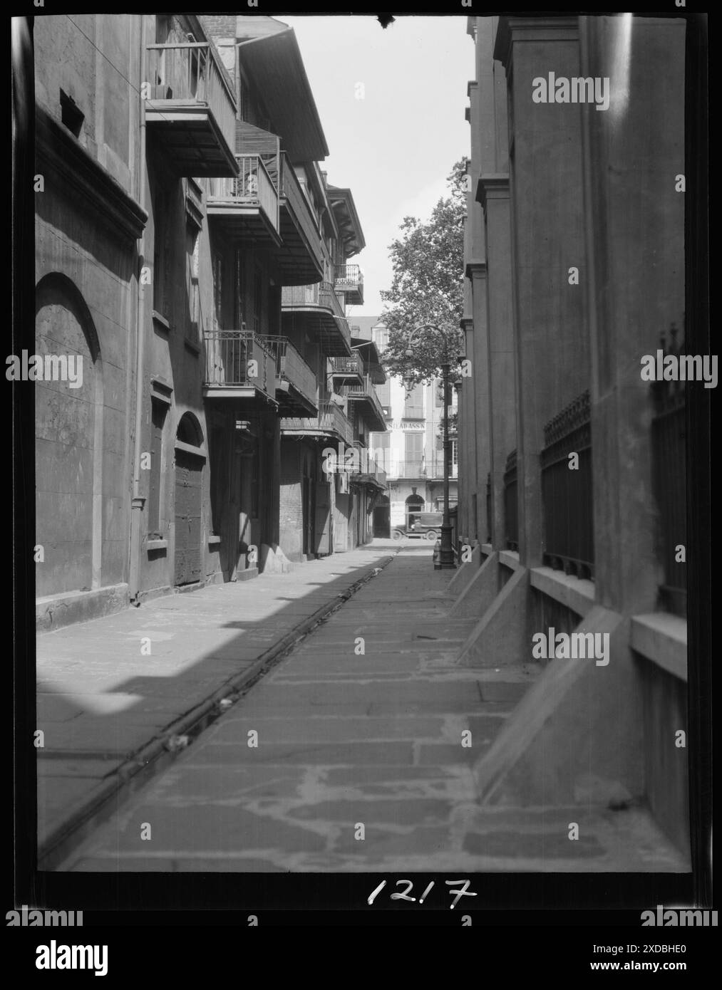 Pirate Alley, New Orleans, Straße übersät mit schattigen Balkonen, New Orleans. Genthe Fotosammlung. Stockfoto