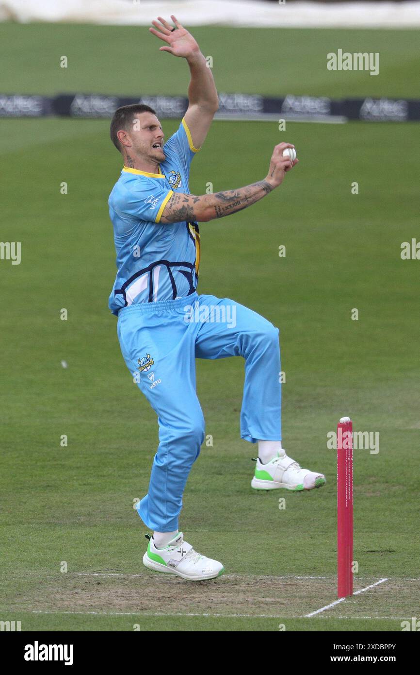 Conor McKerr aus Yorkshire im Bowlingspiel während des Vitality T20 Blast Matches zwischen Durham und Yorkshire Vikings im Seat Unique Riverside, Chester le Street am Freitag, den 21. Juni 2024. (Foto: Robert Smith | MI News) Credit: MI News & Sport /Alamy Live News Stockfoto