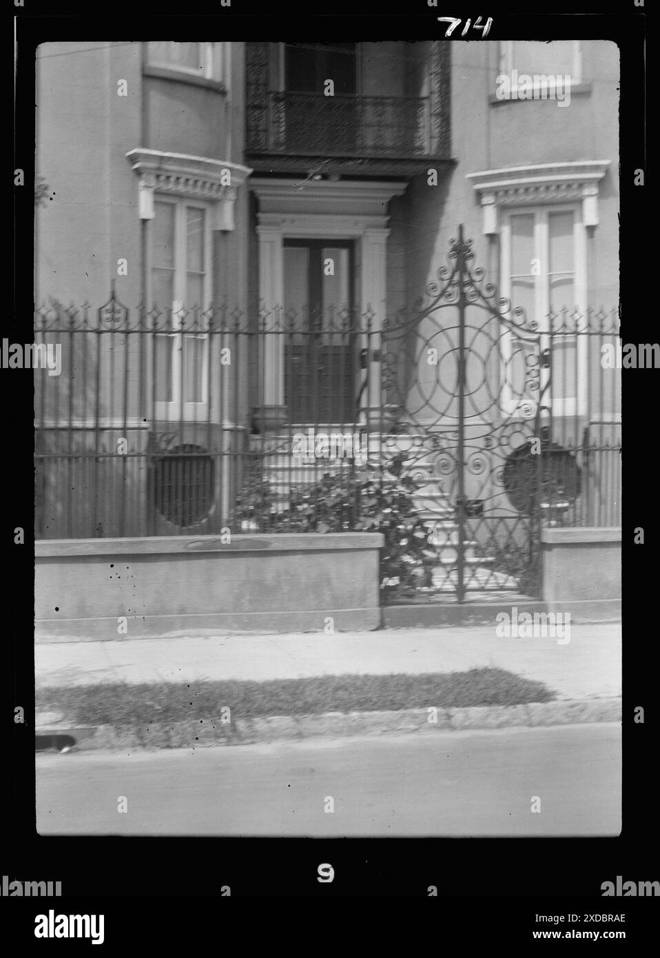 Tor und Eingang eines mehrstöckigen Hauses, [The James Simmons House, 37 Meeting Street], Charleston, South Carolina. Genthe Fotosammlung. Stockfoto