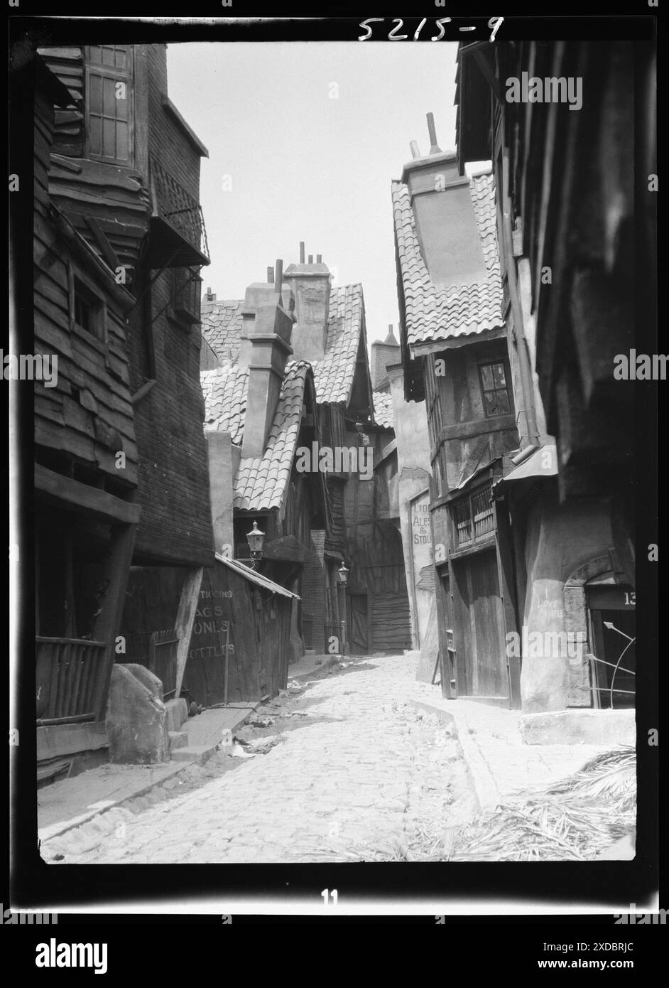 Nicht identifizierte Gebäude, möglicherweise Filmsets, in Verbindung mit berühmten Spielern Lasky. Genthe Fotosammlung. Stockfoto