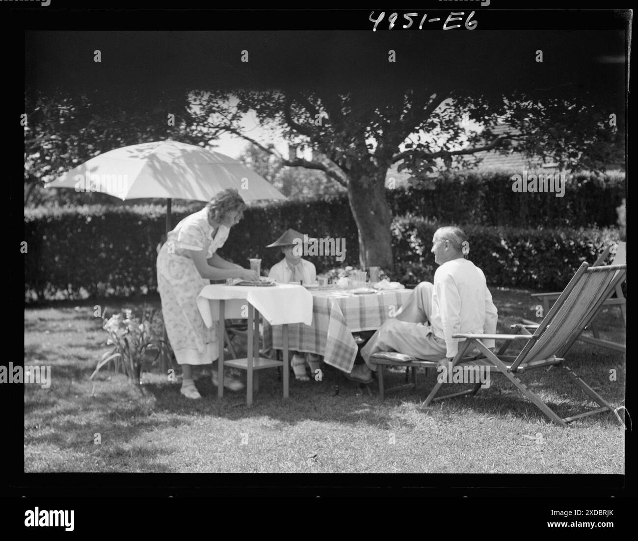 Leonard, Mr. Und Mrs. Essen draußen. Genthe Fotosammlung. Stockfoto