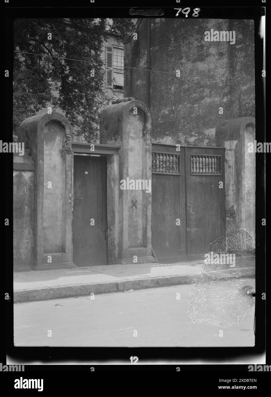 Tor und Tür in freistehender Mauer, New Orleans oder Charleston, South Carolina. Genthe Fotosammlung. Stockfoto