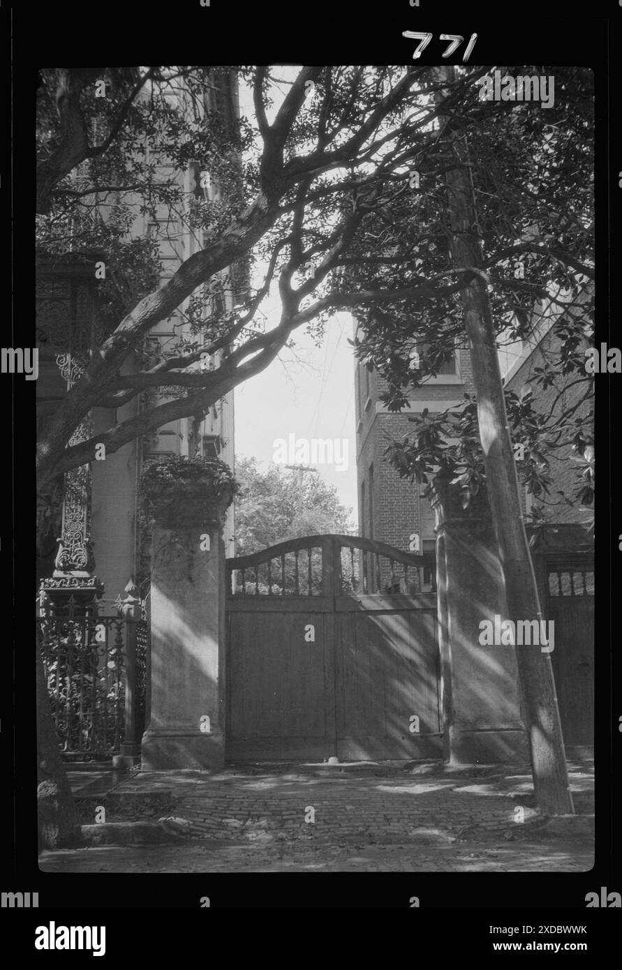 Tor zwischen zwei Gebäuden, New Orleans oder Charleston, South Carolina. Genthe Fotosammlung. Stockfoto