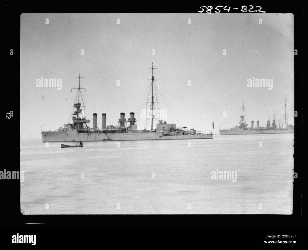 Flotte von Schiffen vor der Küste der „Untiefen“, Eigentum von Lucien Hamilton Tyng, Southampton, Long Island. Genthe Fotosammlung. Stockfoto