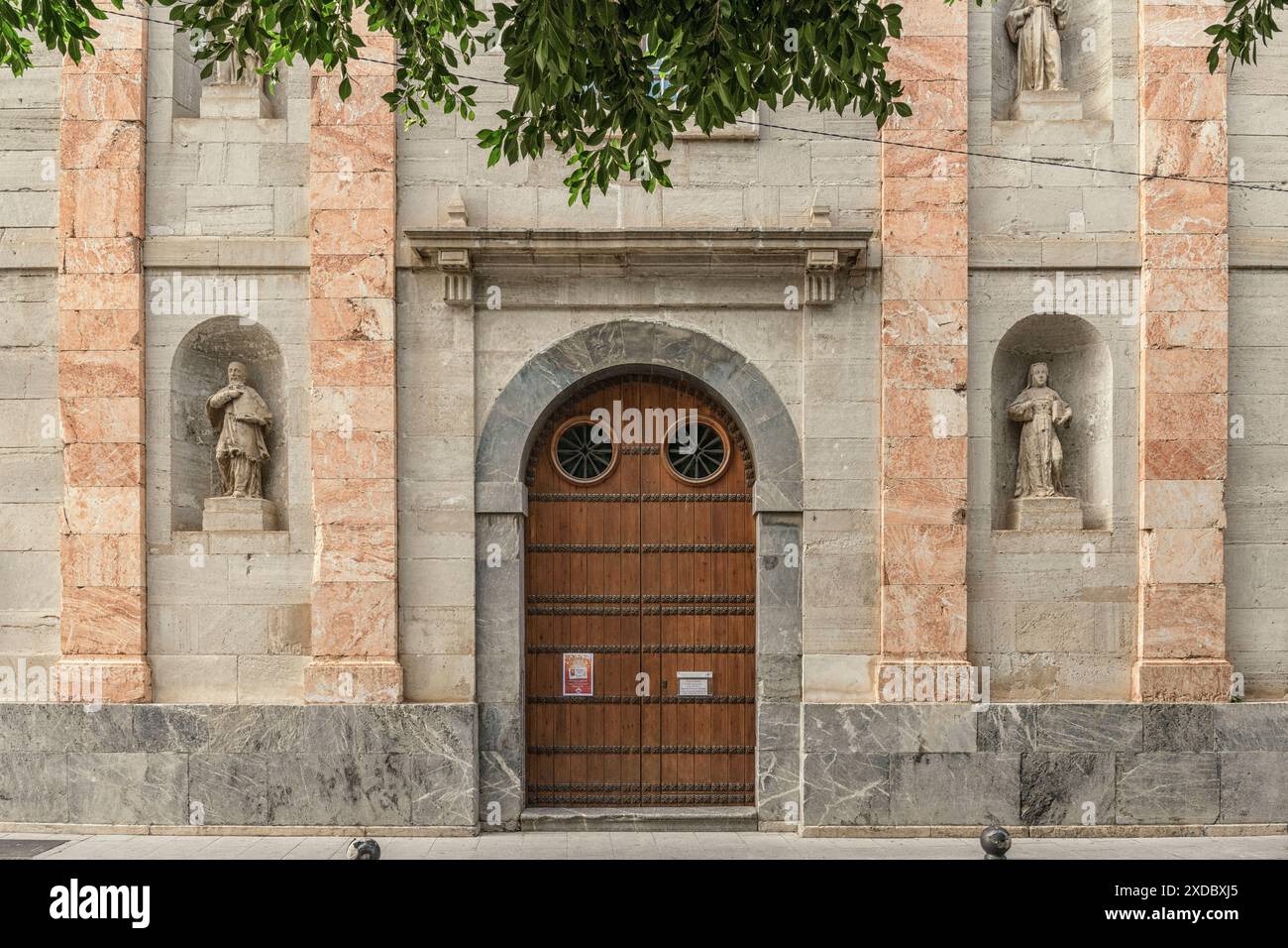 Fassade des königlichen Klosters „Besuch der Heiligen Maria“ in der Salesas Straße in der Stadt Orihuela. Kulturgut des historischen Erbes Stockfoto