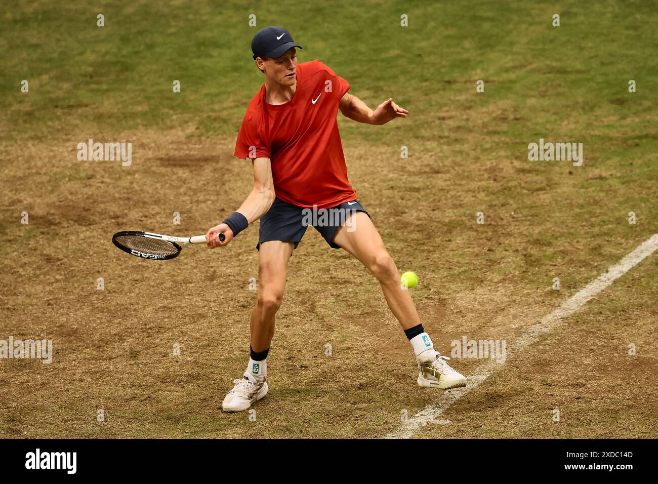 Halle Westf, Westfalen, Deutschland. Juni 2024. Jannik Sinner (ITA) kehrt 31 mit Vorhand zurück. TERRA WORTMANN OPEN, ATP500 - Herren Tennis (Bild: © Mathias Schulz/ZUMA Press Wire) NUR REDAKTIONELLE VERWENDUNG! Nicht für kommerzielle ZWECKE! Stockfoto