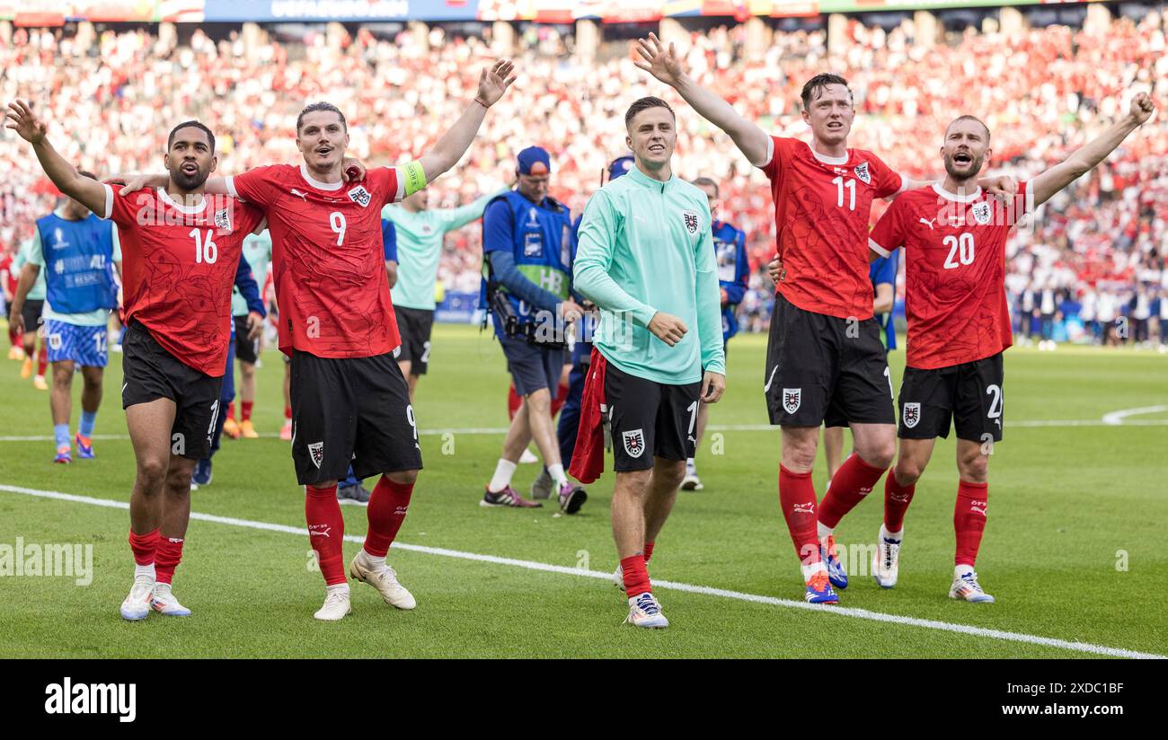 Olympiastadion, Berlin, Deutschland. Juni 2024. Euro 2024 Gruppe D Fußball, Polen gegen Österreich; die österreichische Mannschaft dankt ihren Fans nach ihrem Sieg Credit: Action Plus Sports/Alamy Live News Stockfoto