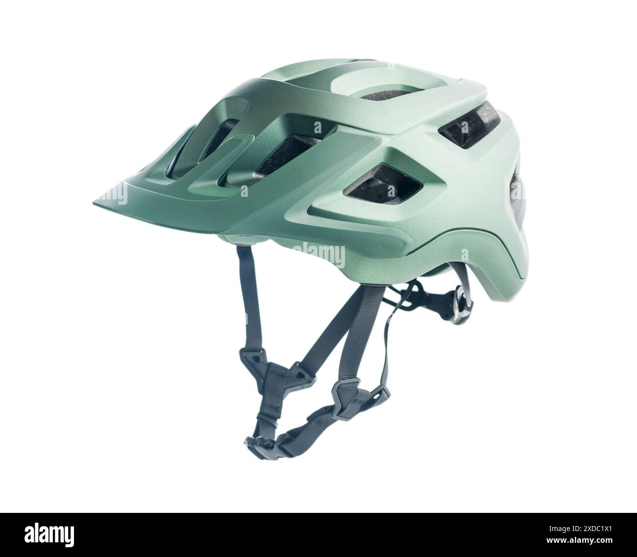 Grüner Mountainbike-Helm mit verstellbaren Riemen, isoliert auf weißem Hintergrund. Stockfoto