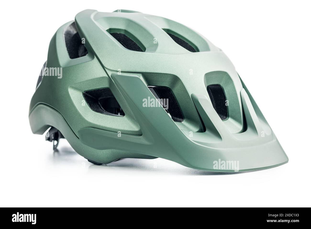 Grüner Mountainbike-Helm mit verstellbaren Riemen, isoliert auf weißem Hintergrund. Stockfoto