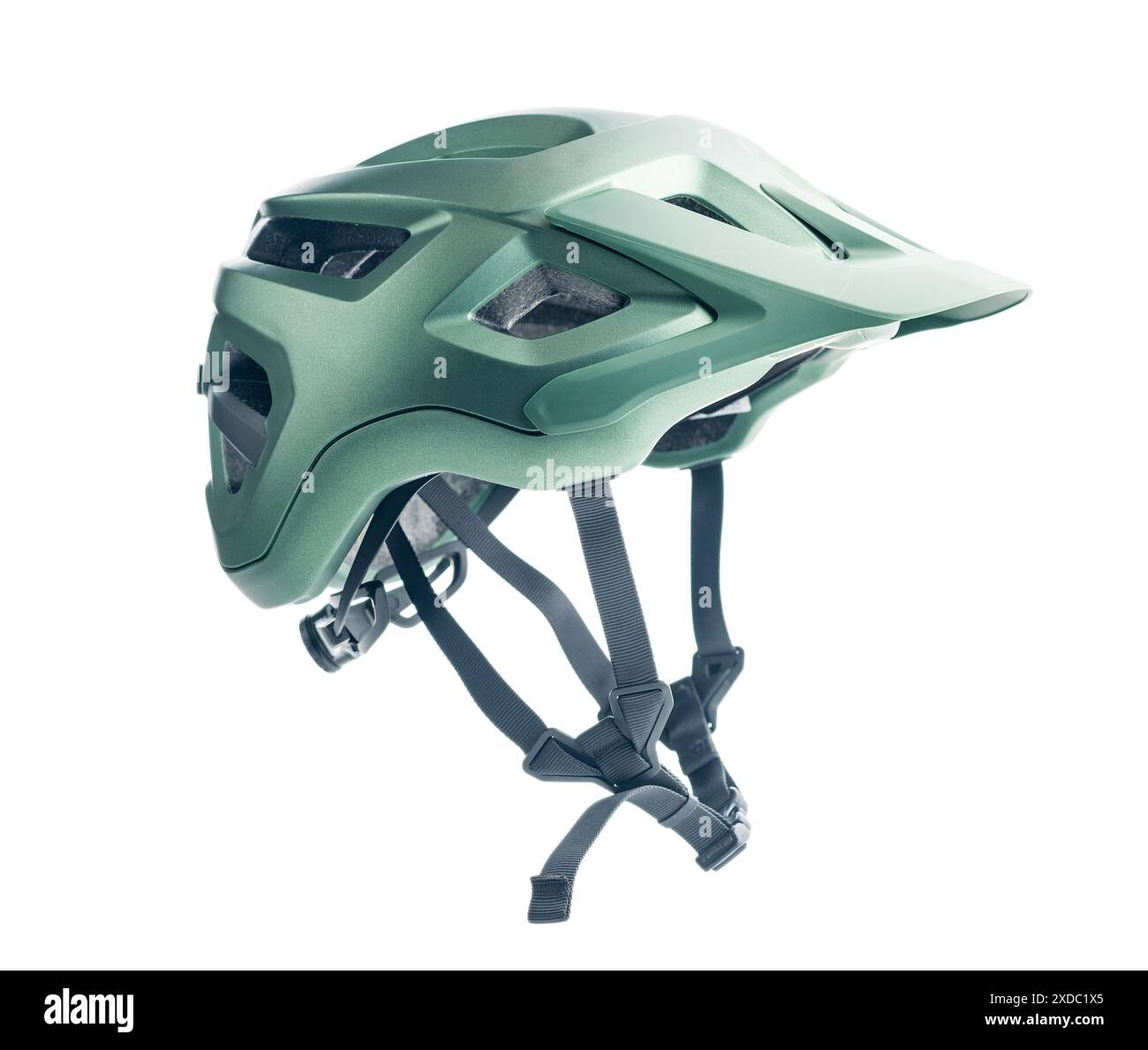 Grüner Mountainbike-Helm mit verstellbaren Riemen, isoliert auf weißem Hintergrund. Stockfoto