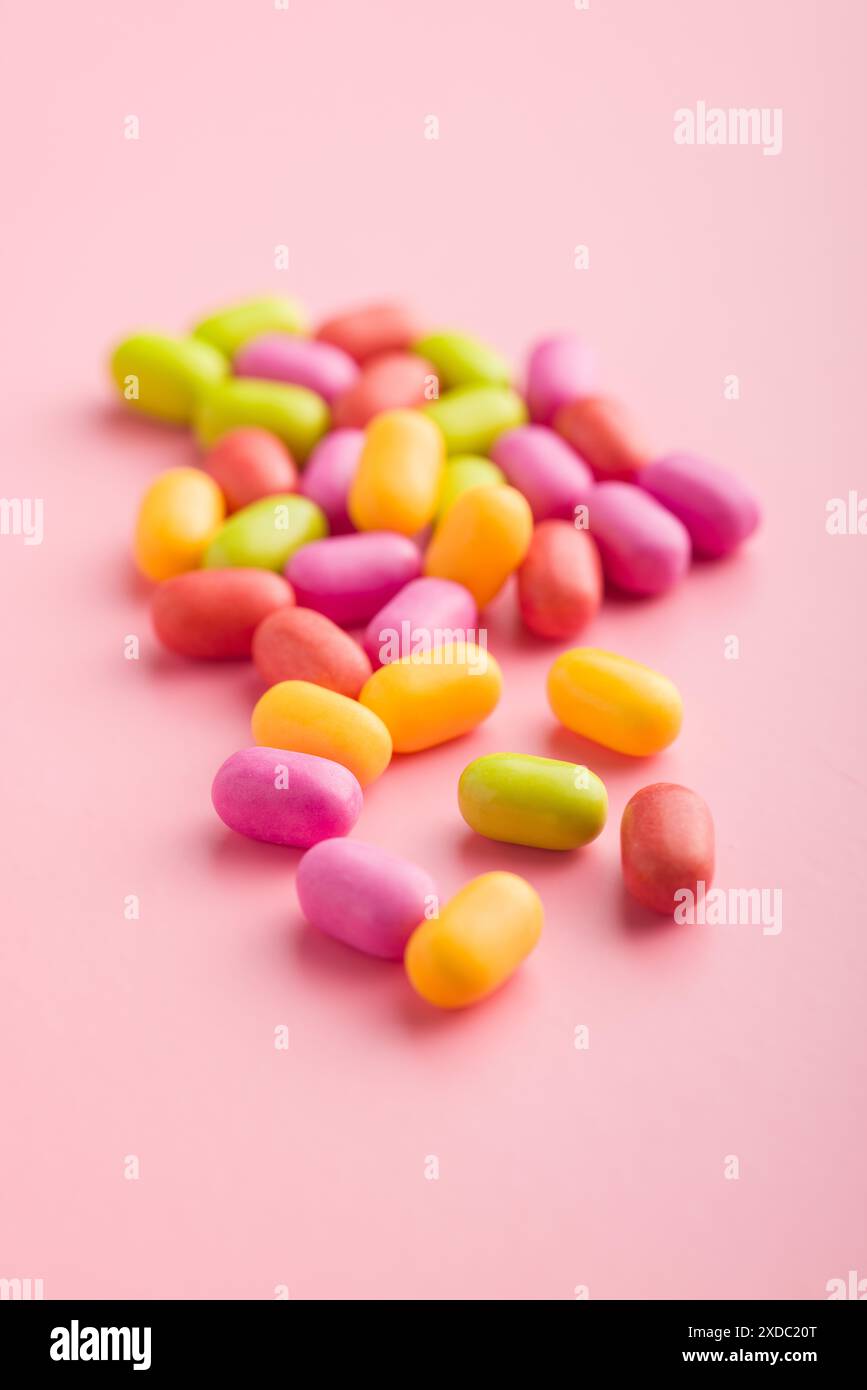Bunte harte Minzbonbons auf rosafarbenem Hintergrund. Stockfoto