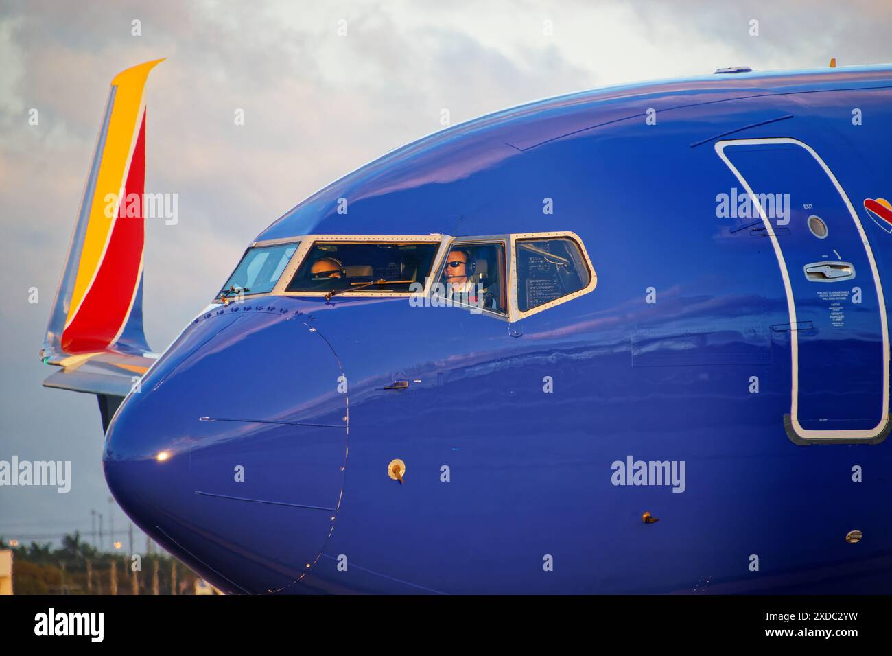 Nahaufnahme des Kapitäns und der Vorderseite des Flugzeugs. Stockfoto
