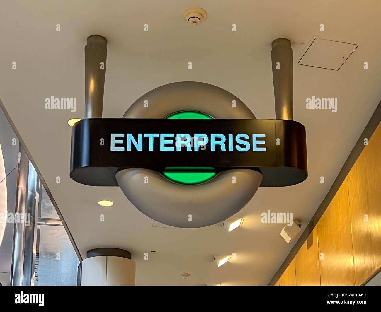 Houston, Texas, USA - 1. April 2024: Nahaufnahme des Enterprise-Schilds an einem Flughafen. Stockfoto