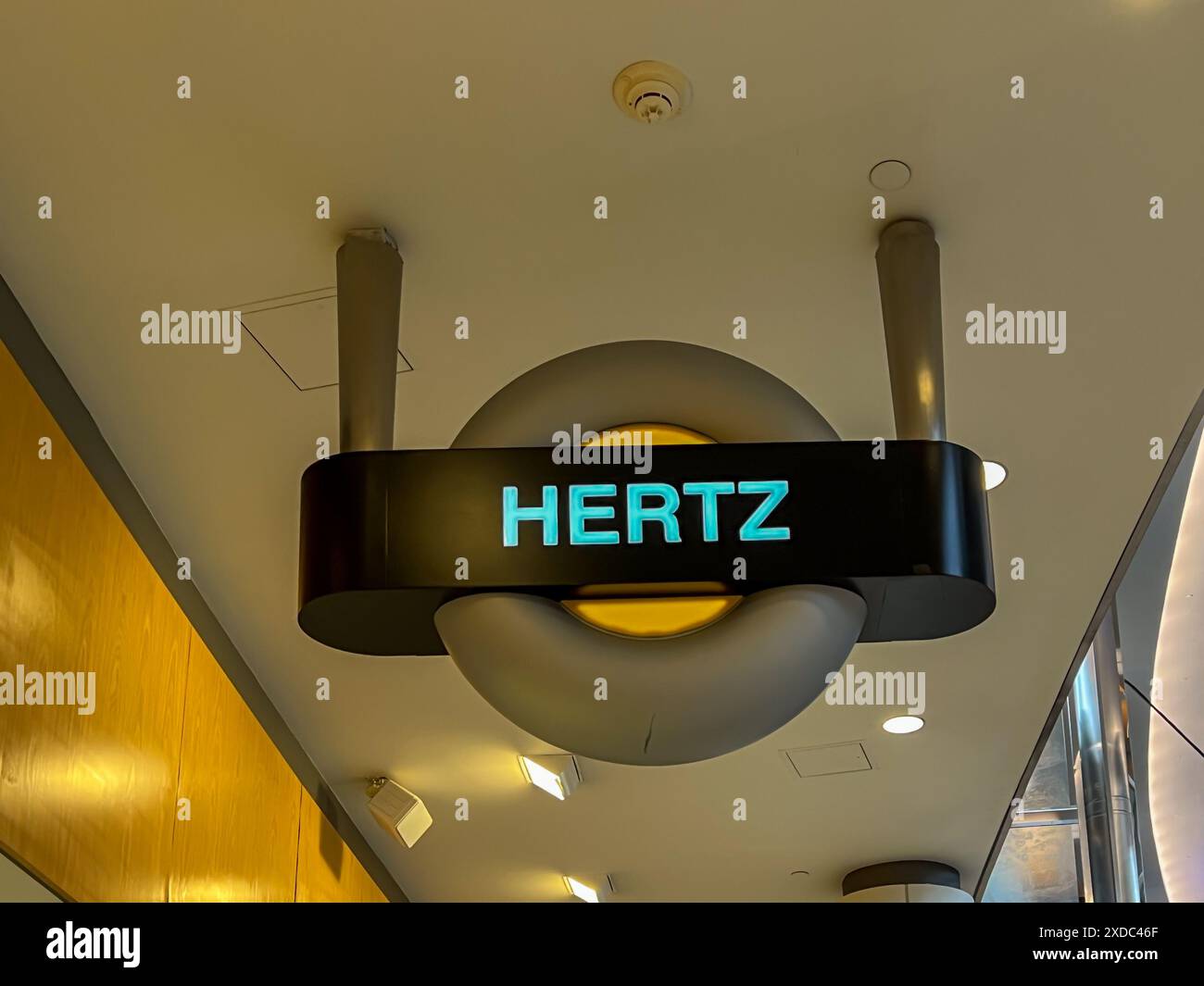 Houston, Texas, USA - 1. April 2024: Nahaufnahme des Hertz-Schilds an einem Flughafen. Stockfoto