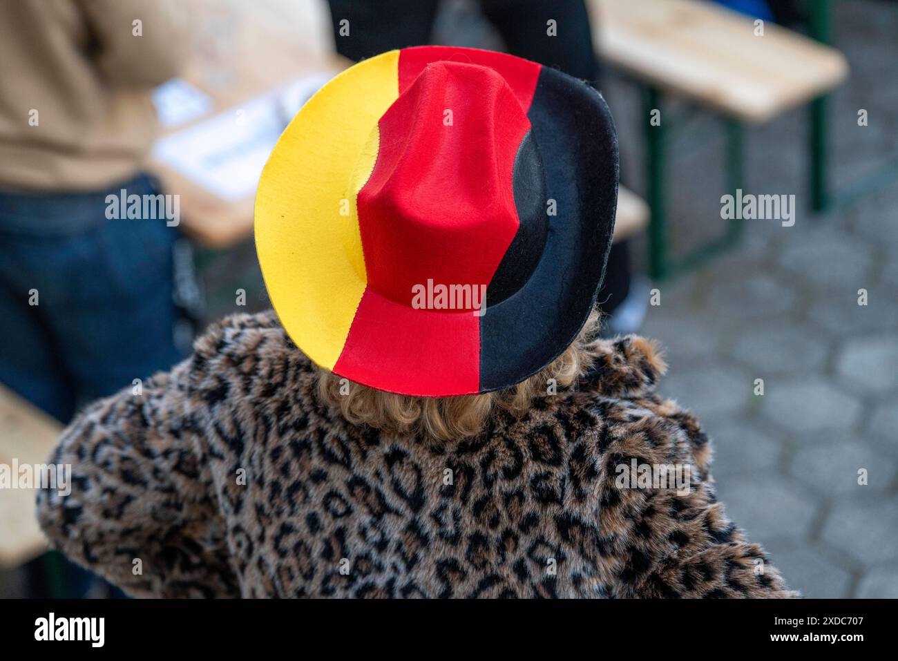 Frau mit Pelzmantel und Hut in den Deutschen Nationalfarben Schwarz Rot Gold, bei einem Public Viewing, Deutsche Nationalfarben *** Frau mit Pelzmantel und Hut in den deutschen Nationalfarben Schwarz Rotgold, bei einer öffentlichen Besichtigung, deutsche Nationalfarben Stockfoto