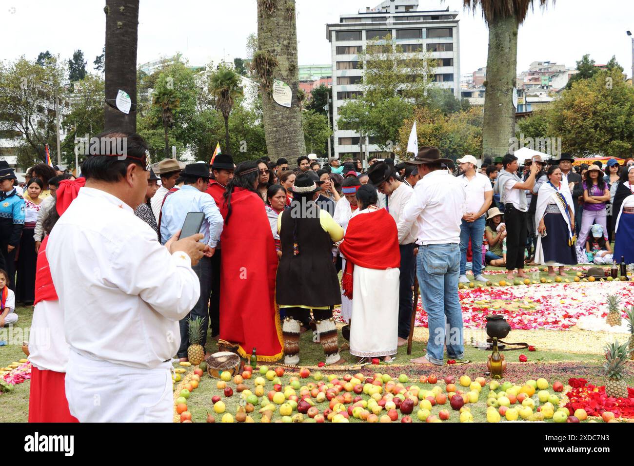 INTI RAYMI QUITO QUITO, Freitag, 21. Juni 2024 Zeremonie des Beginns der Inty Raymi, in Ecuador, von Universitäten und mehreren sozialen Gruppen, im Park der Ãrbolito, nördliches Zentrum der Hauptstadt Fotos Quito Pichincha Ecuado ACE INTI RAYMI QUITO c6b5ebad566d5fd17b70f586eb136d40 Copyright: XENRIQUEZx Stockfoto