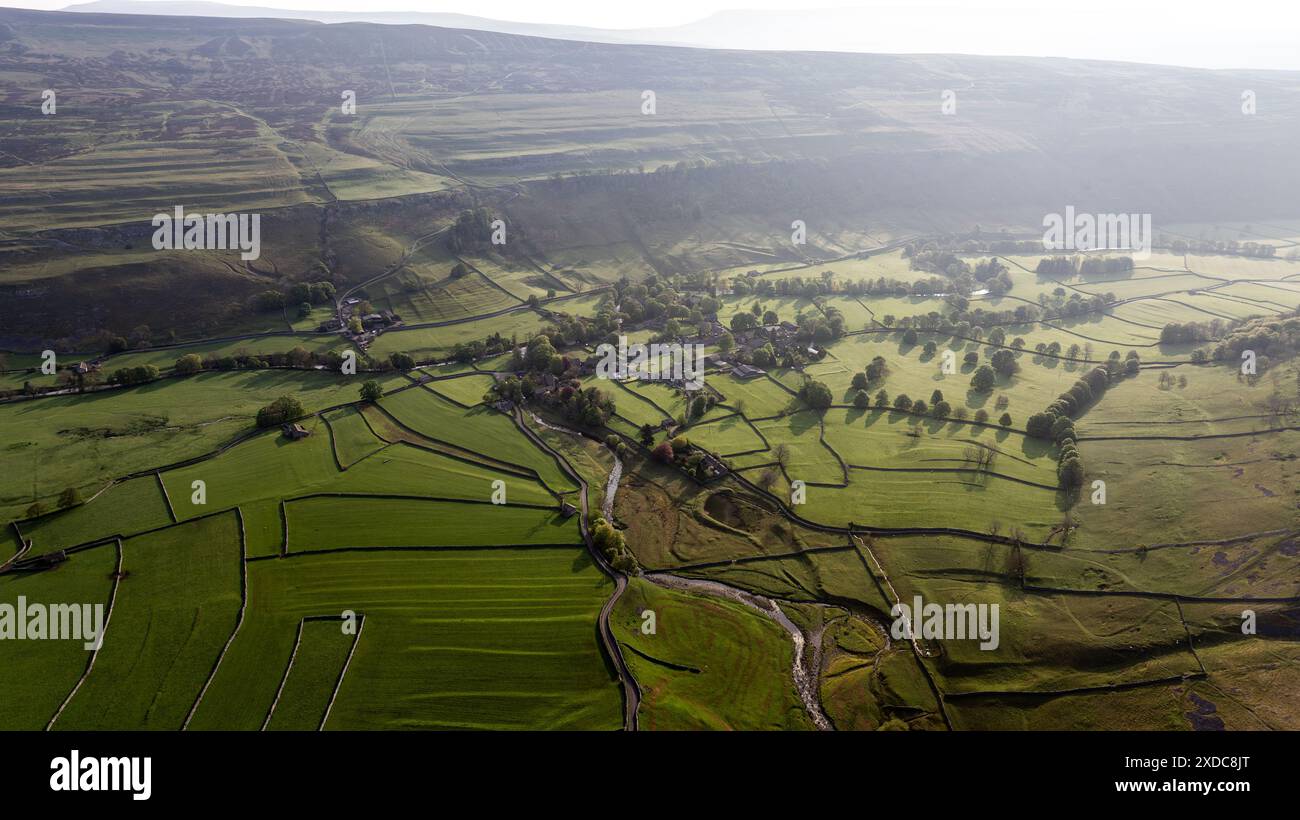 Eine Luftaufnahme von Arncliffe, die eine grüne ländliche Gegend mit Feldern, Bäumen und einem kleinen Dorf zeigt und die Schönheit der Landschaft einfängt Stockfoto