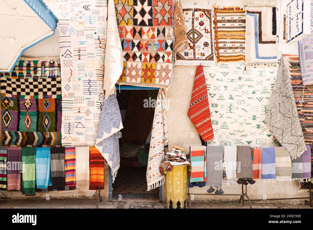 Teppiche und Textilien auf dem marokkanischen Markt, farbenfrohe handgefertigte Stoffe auf dem traditionellen Ladenbasar, lebendige Muster und Designs, authentische Reisen Stockfoto