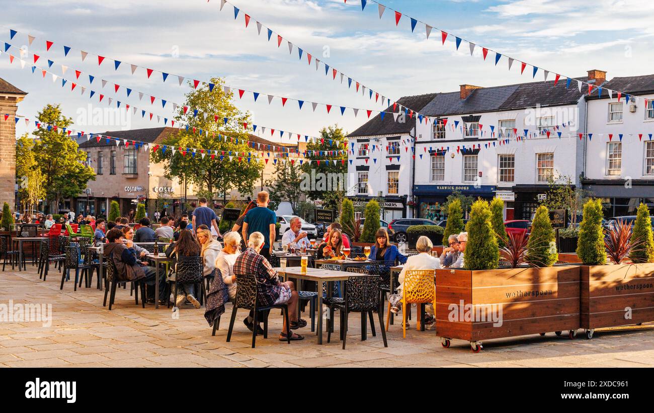 Warwick Market Place, England, Großbritannien: Menschen genießen an einem warmen Sommerabend Speisen und Getränke im Freien. Stockfoto