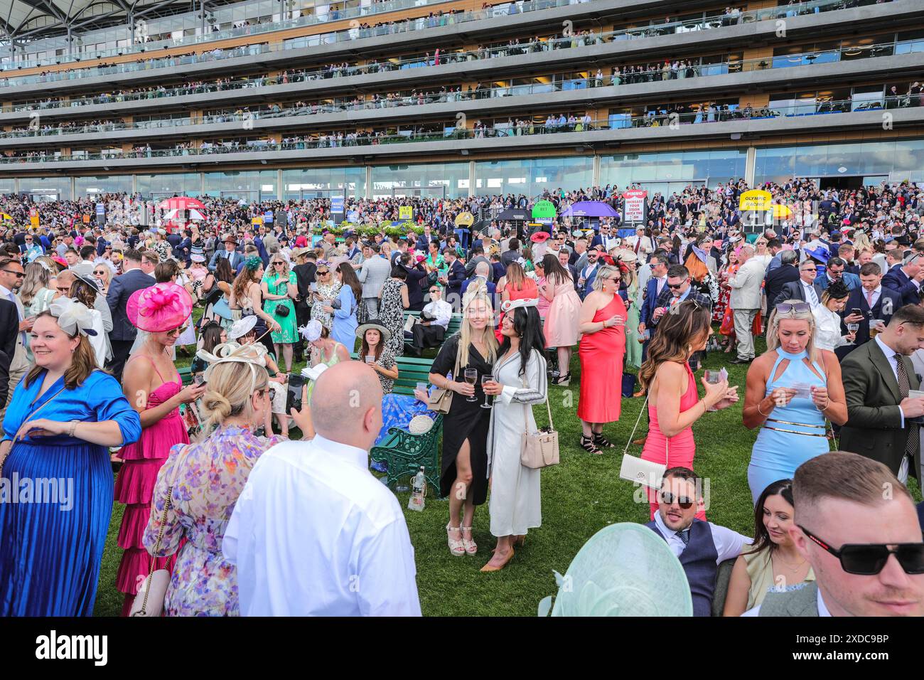 Ascot, Berkshire, Großbritannien. Juni 2024. Rennfahrer genießen ihren Nachmittag, um die Rennen zu beobachten, sitzen und stehen auf dem Rasen mit Essen und Getränken. Royal Ascot Tag 4 auf der Ascot Racecourse in Berkshire. Quelle: Imageplotter/Alamy Live News Stockfoto