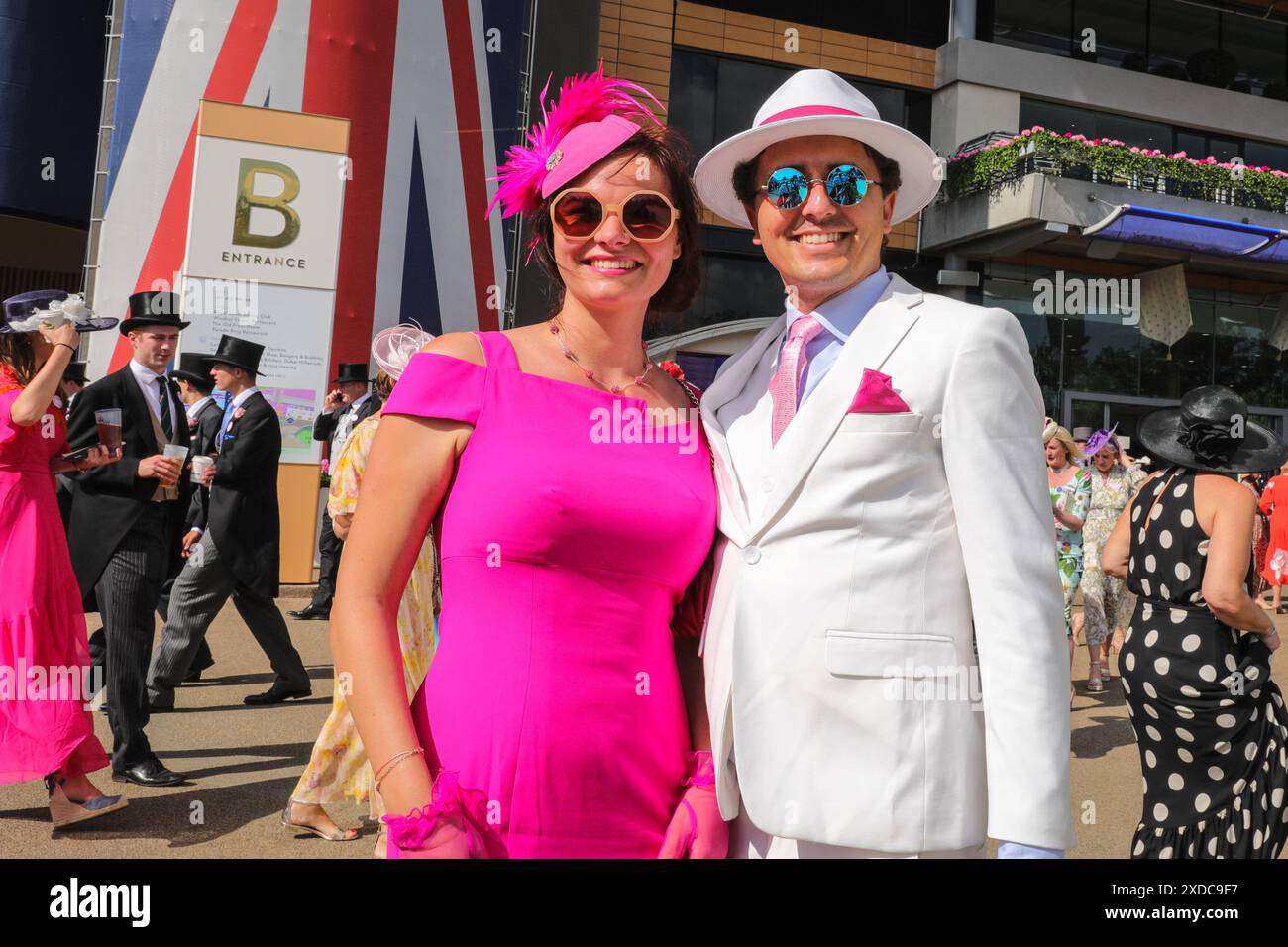 Ascot, Berkshire, Großbritannien. Juni 2024. Zwei Rennfahrer in ihren lebhaften Outfits. Royal Ascot Tag 4 auf der Ascot Racecourse in Berkshire. Quelle: Imageplotter/Alamy Live News Stockfoto