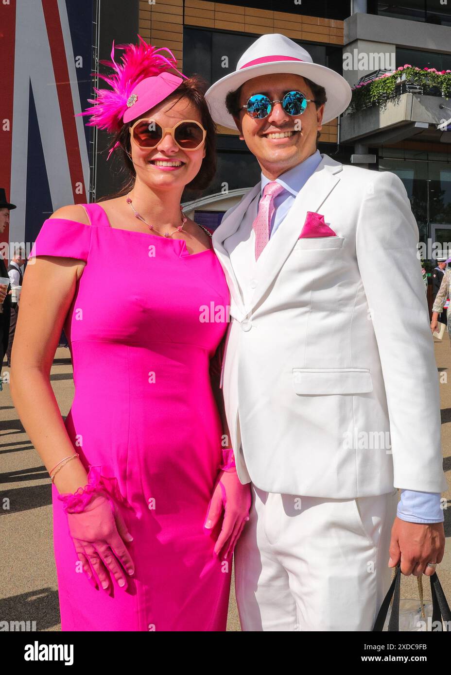 Ascot, Berkshire, Großbritannien. Juni 2024. Zwei Rennfahrer in ihren lebhaften Outfits. Royal Ascot Tag 4 auf der Ascot Racecourse in Berkshire. Quelle: Imageplotter/Alamy Live News Stockfoto