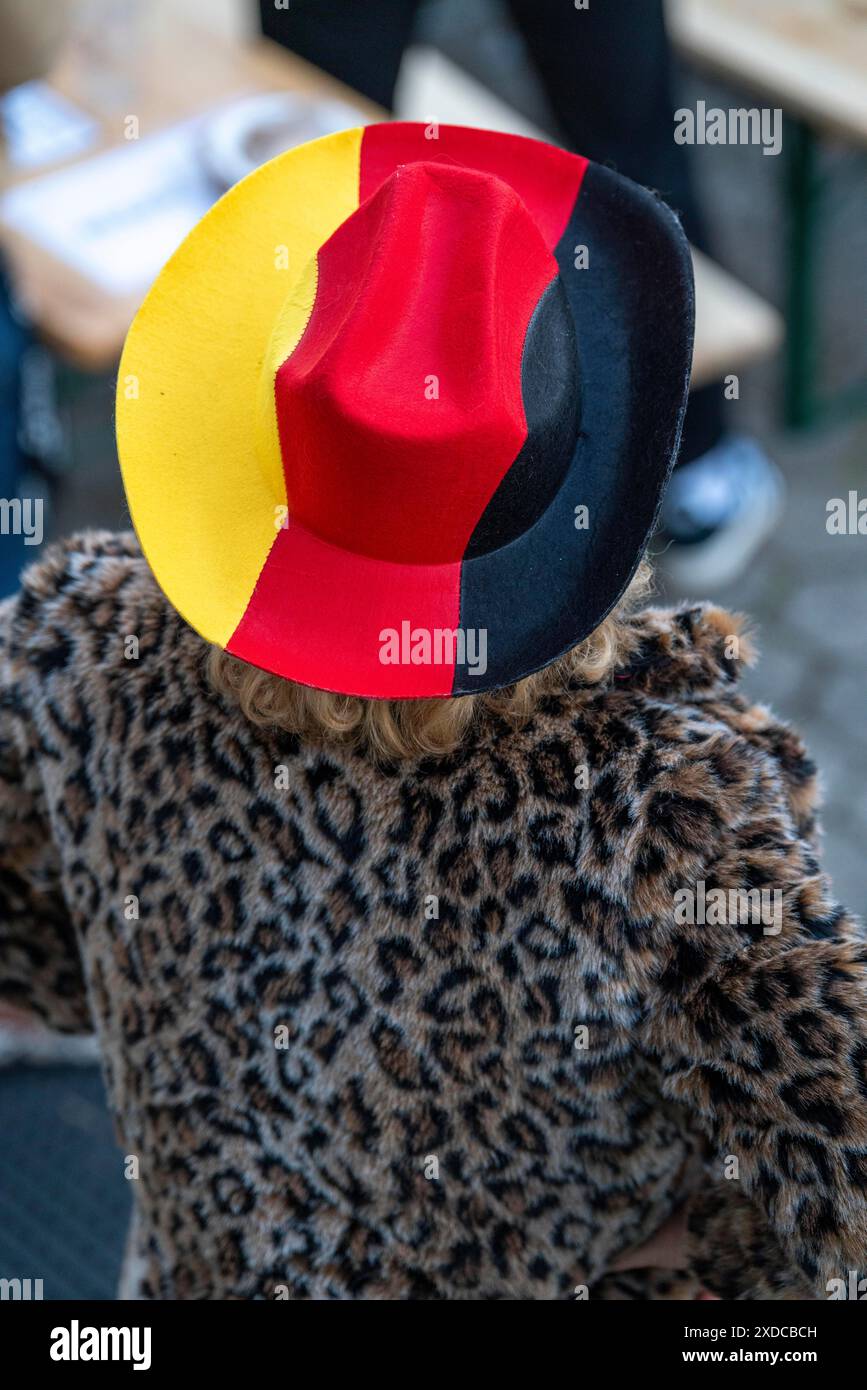 Frau mit Pelzmantel und Hut in den deutschen Nationalfarben Schwarz-Rotgold, bei einer öffentlichen Besichtigung, Stockfoto