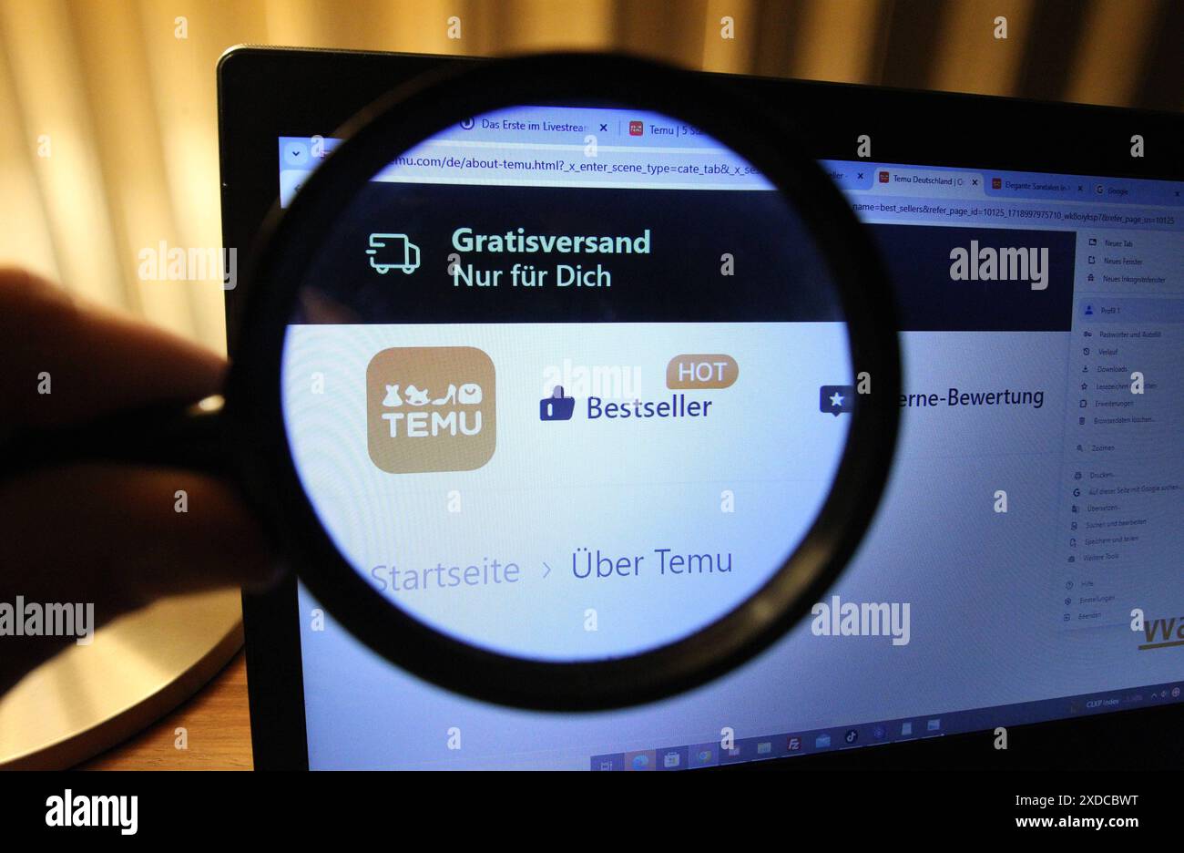 Auf einem Laptop wurde die Website des Online-Marktplatzes Temu abgerufen. Osdorf Hamburg *** die Website des Online-Marktplatzes Temu wurde über einen Laptop Osdorf Hamburg aufgerufen Stockfoto