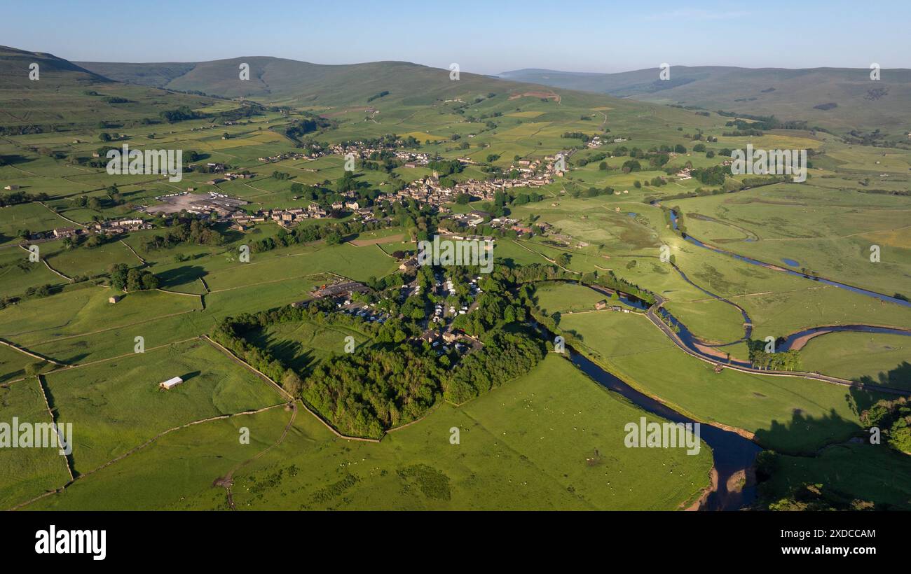 Dieser beeindruckende Blick aus der Vogelperspektive zeigt Hawes mit einem Fluss, der sich durch den Fluss schlängelt und die natürliche Harmonie in den Yorkshire Dales, Großbritannien, mit einem Hintergrund von einfängt Stockfoto
