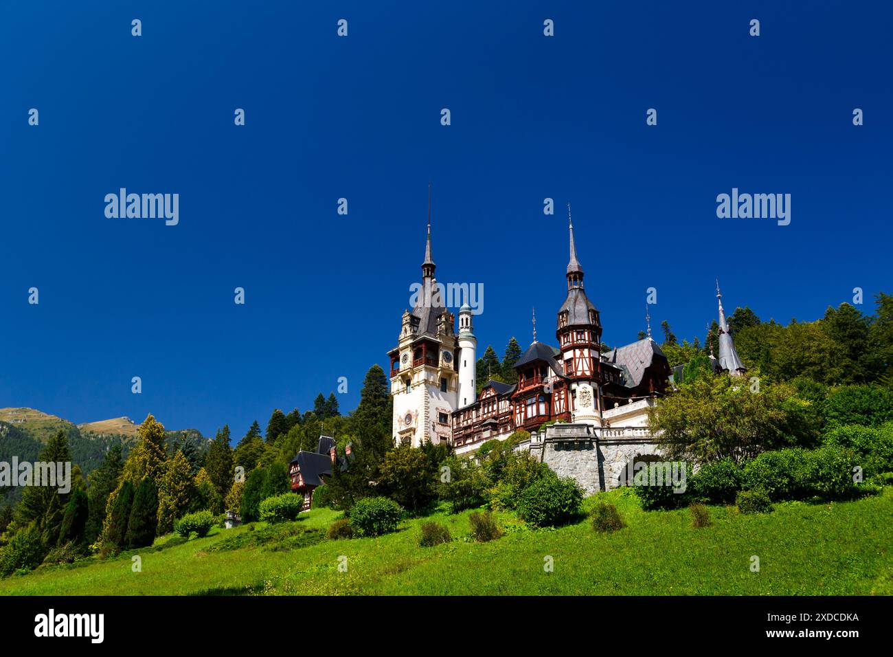 Das Schloss Peles in der Stadt Sinaia, Siebenbürgen, Karpaten, Rumänien, Sommerzeit, heller, sonniger Tag mit dunkelblauem Himmel. Die Burg Peles Stockfoto