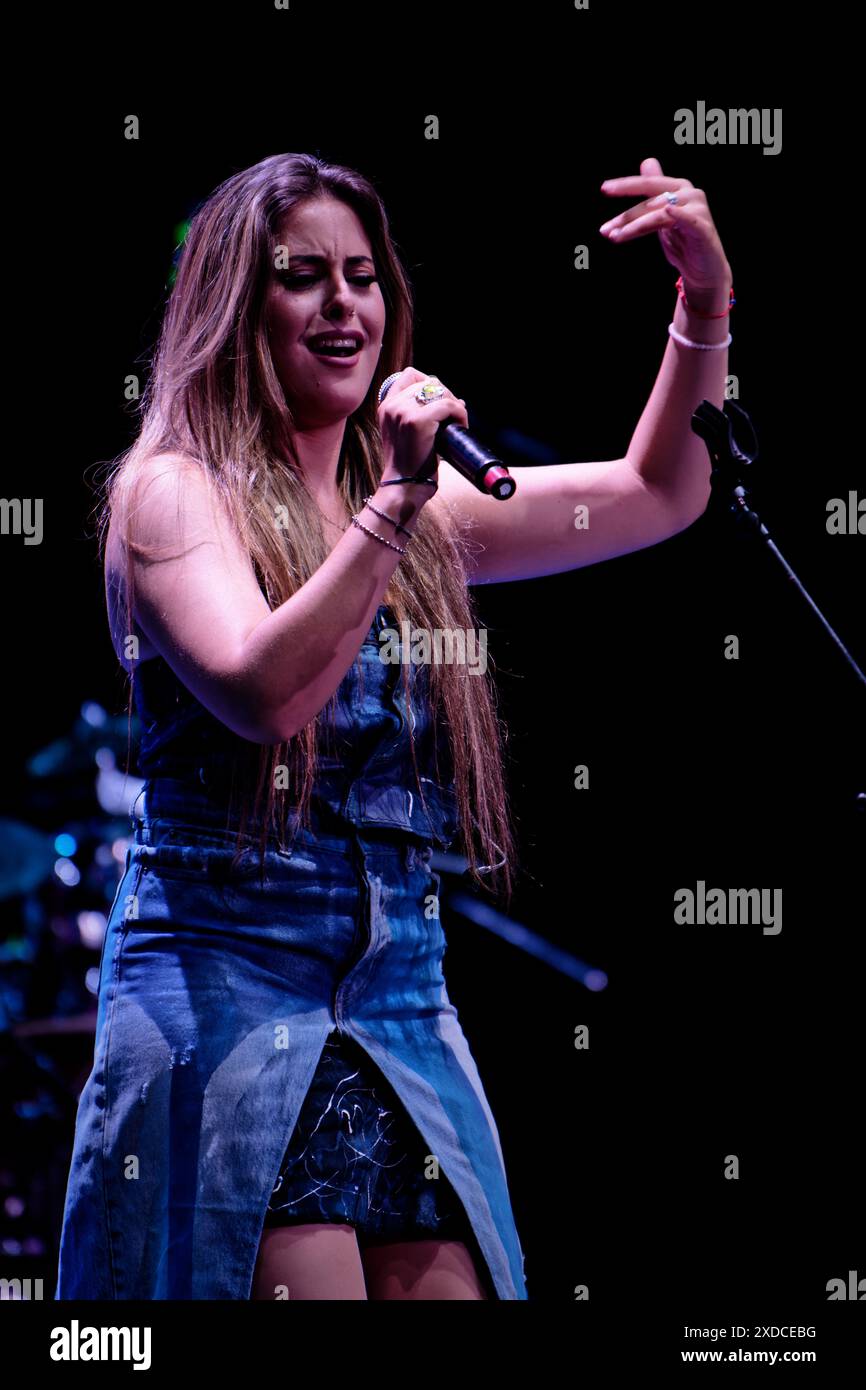 Albeniz Theater, Madrid, Spanien. Juni 2024. Universal Music Festival 2024. Konzert von Las Migas, einer spanischen Flamenco-Rumba-Gruppe mit vier Frauen. Carolina Fernandez, Gesang. Quelle: EnriquePSans/Alamy Live News Stockfoto