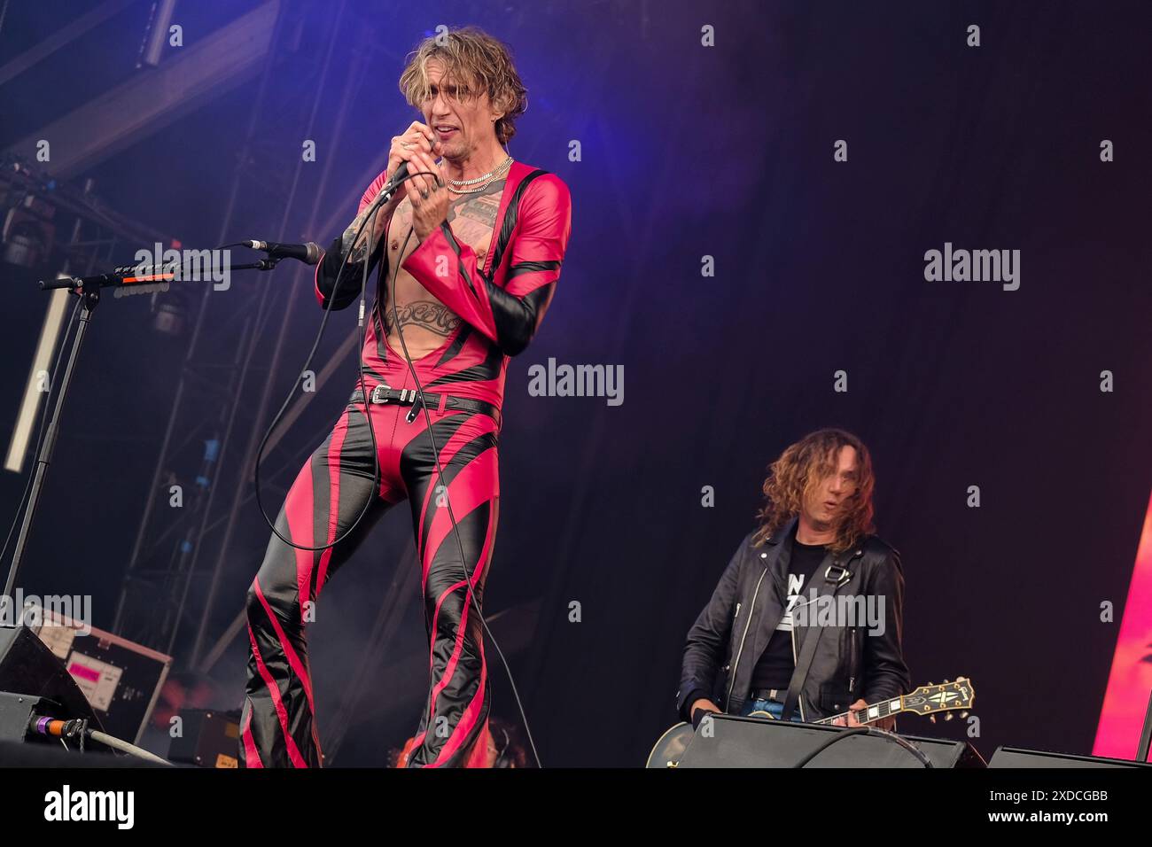 Newport, Großbritannien. Juni 2024. l-r Justin Hawkins, Leadsänger und Gitarrist der britischen Glam-Rock-Band The Darkness und Brother Dan Hawkins, Rhythmusgitarrist auf der Bühne des Isle of Wight Festivals. Quelle: SOPA Images Limited/Alamy Live News Stockfoto