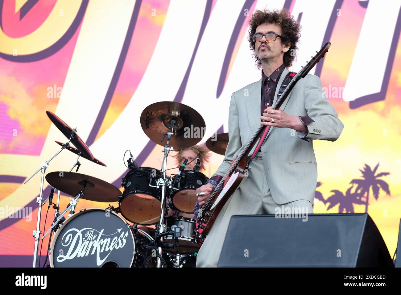 Newport, Großbritannien. Juni 2024. Frankie Poullain, gebürtiger Schottin, Bassgitarrist und Background-Sänger der britischen Glam-Rock-Band The Darkness, die live auf der Bühne des Isle of Wight Festivals auftritt. Quelle: SOPA Images Limited/Alamy Live News Stockfoto