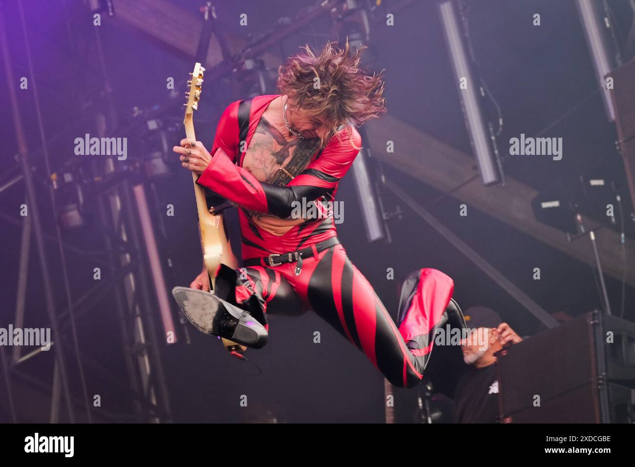 Newport, Großbritannien. Juni 2024. Justin Hawkins, Leadsänger und Gitarrist der britischen Glam-Rock-Band The Darkness, trat live auf der Bühne des Isle of Wight Festivals auf. Quelle: SOPA Images Limited/Alamy Live News Stockfoto