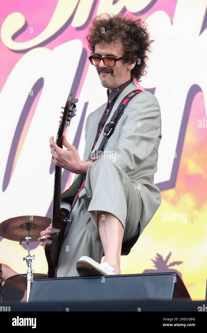 Newport, Großbritannien. Juni 2024. Frankie Poullain, gebürtiger Schottin, Bassgitarrist und Background-Sänger der britischen Glam-Rock-Band The Darkness, die live auf der Bühne des Isle of Wight Festivals auftritt. Quelle: SOPA Images Limited/Alamy Live News Stockfoto