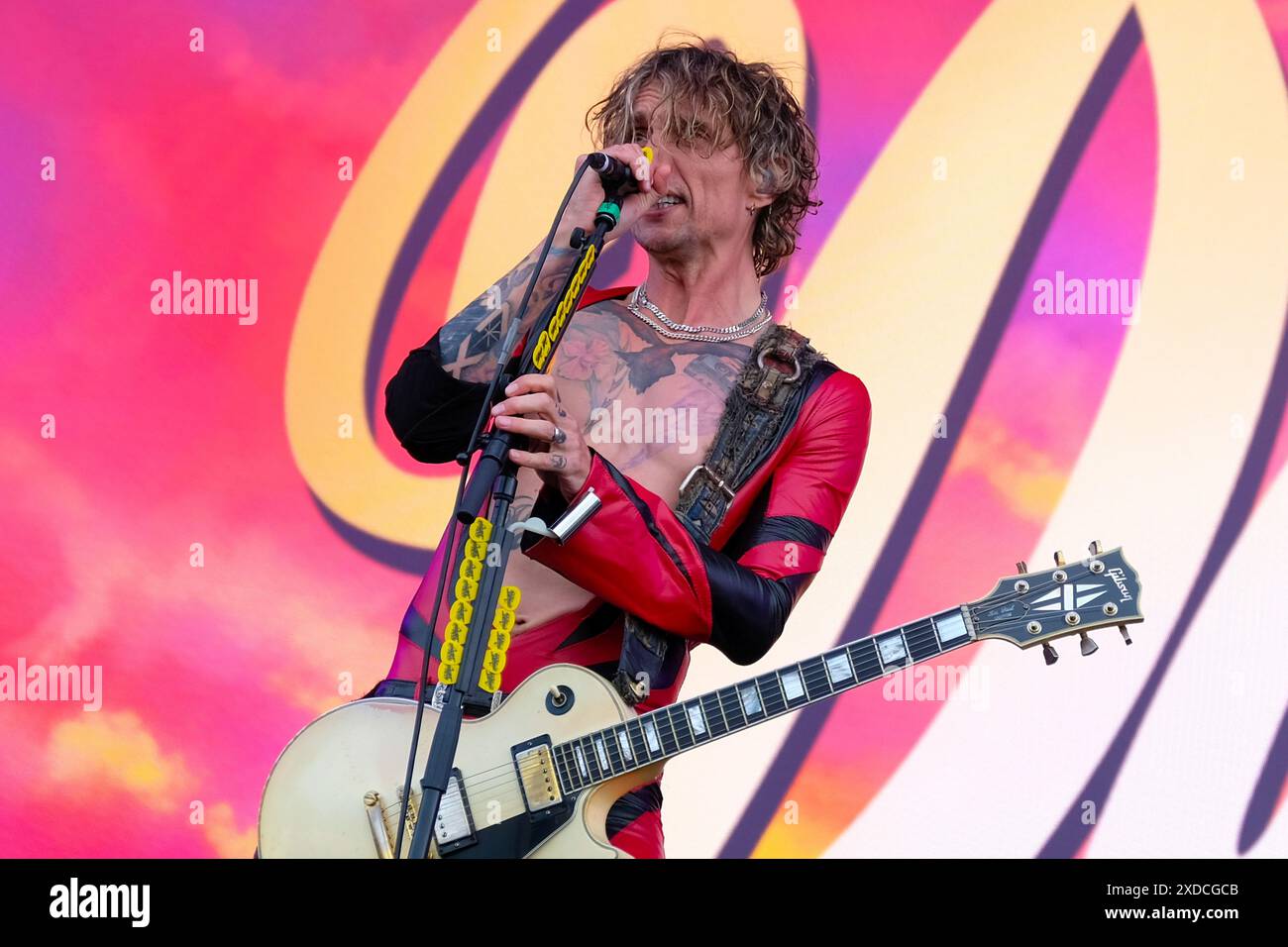 Newport, Großbritannien. Juni 2024. Justin Hawkins, Leadsänger und Gitarrist der britischen Glam-Rock-Band The Darkness, trat live auf der Bühne des Isle of Wight Festivals auf. Quelle: SOPA Images Limited/Alamy Live News Stockfoto