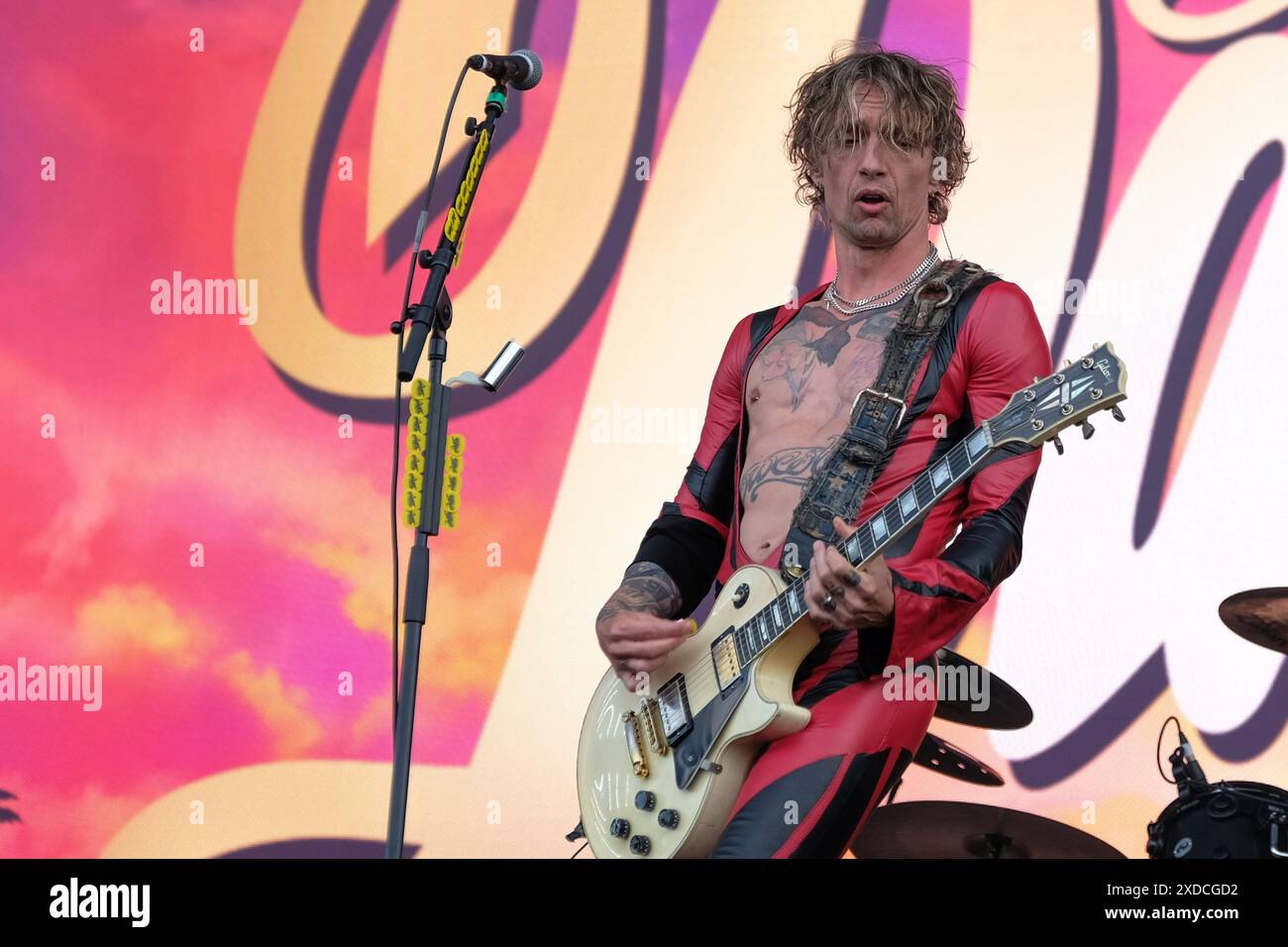 Newport, Großbritannien. Juni 2024. Justin Hawkins, Leadsänger und Gitarrist der britischen Glam-Rock-Band The Darkness, trat live auf der Bühne des Isle of Wight Festivals auf. Quelle: SOPA Images Limited/Alamy Live News Stockfoto
