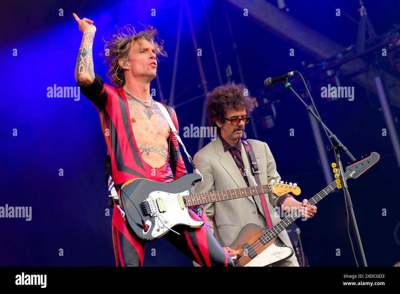 Newport, Großbritannien. Juni 2024. l-r Justin Hawkins, Leadsänger und Gitarrist der britischen Glam-Rock-Band The Darkness und Bassist Frankie Poullain, die live auf der Bühne des Isle of Wight Festivals auftraten. Quelle: SOPA Images Limited/Alamy Live News Stockfoto