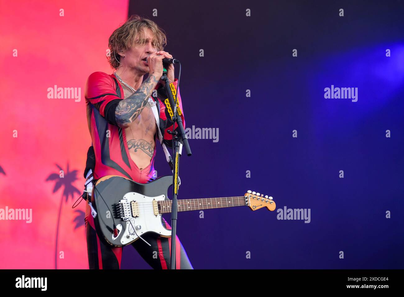 Newport, Großbritannien. Juni 2024. Justin Hawkins, Leadsänger und Gitarrist der britischen Glam-Rock-Band The Darkness, trat live auf der Bühne des Isle of Wight Festivals auf. Quelle: SOPA Images Limited/Alamy Live News Stockfoto