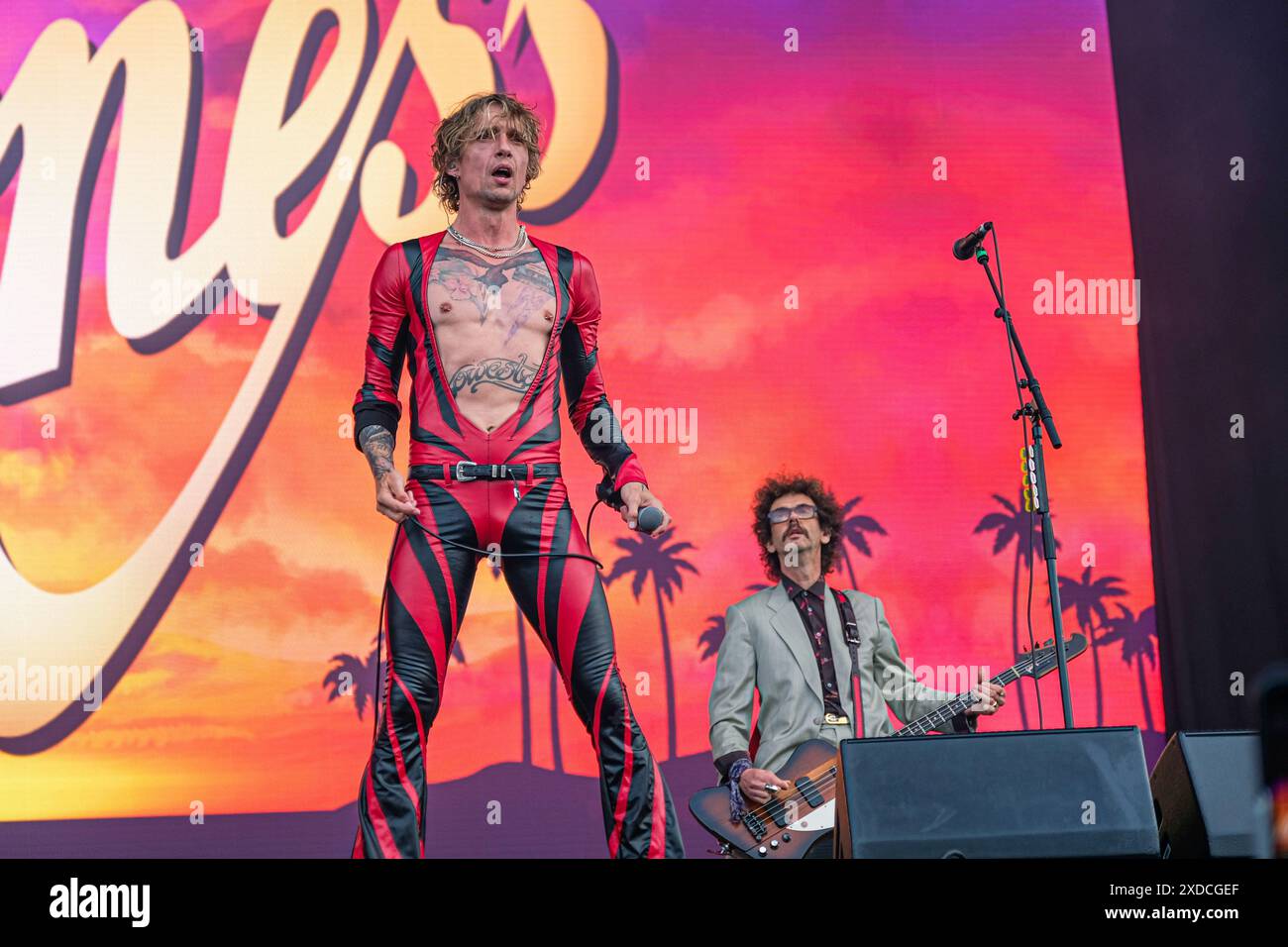 Newport, Großbritannien. Juni 2024. l-r Justin Hawkins, Leadsänger und Gitarrist der britischen Glam-Rock-Band The Darkness und Bassist Frankie Poullain, die live auf der Bühne des Isle of Wight Festivals auftraten. Quelle: SOPA Images Limited/Alamy Live News Stockfoto