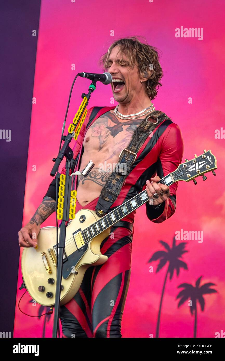 Newport, Großbritannien. Juni 2024. Justin Hawkins, Leadsänger und Gitarrist der britischen Glam-Rock-Band The Darkness, trat live auf der Bühne des Isle of Wight Festivals auf. Quelle: SOPA Images Limited/Alamy Live News Stockfoto